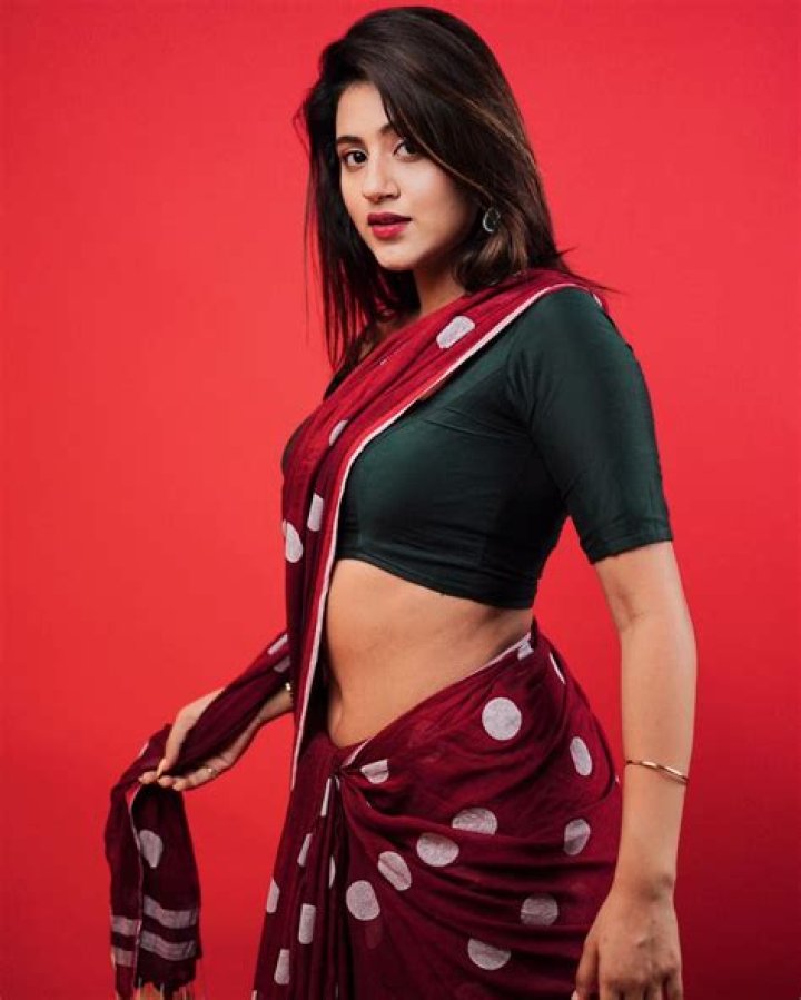 Anjali Arora: The Rising Star of Social Media