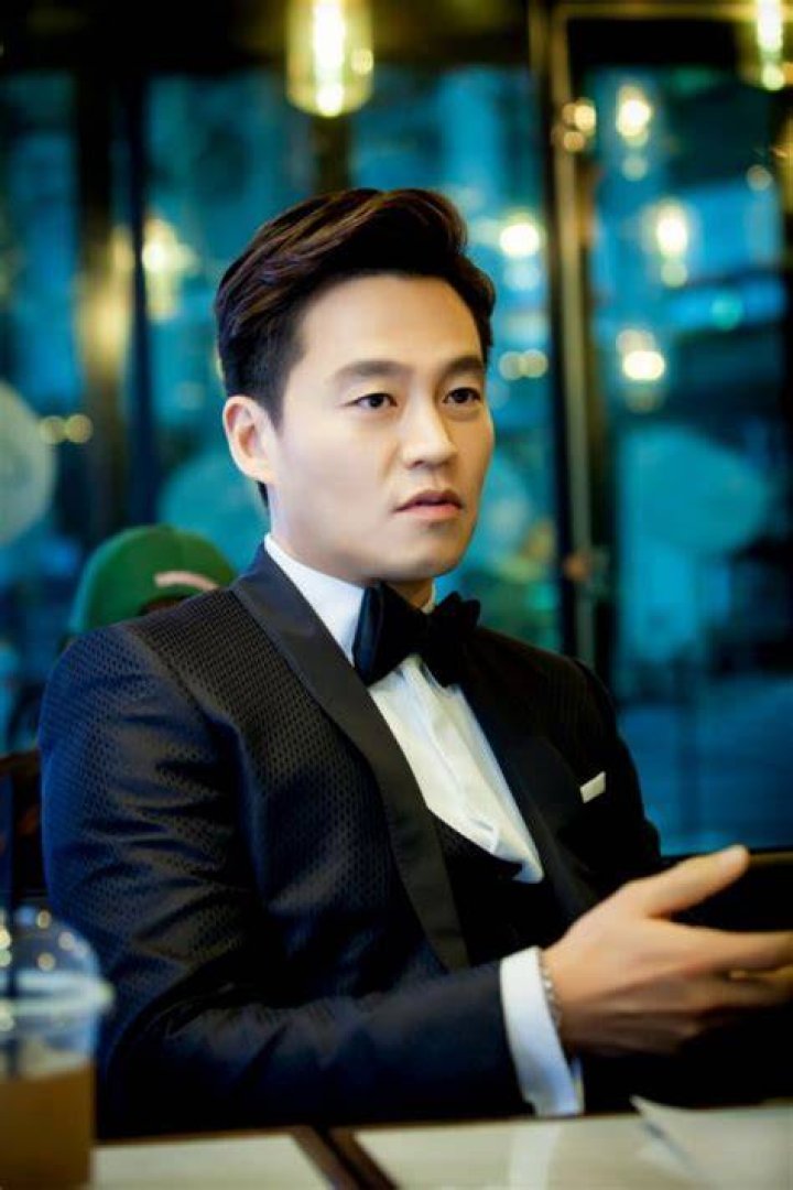 Exploring the Intriguing Lee Seo-Jin Relationships