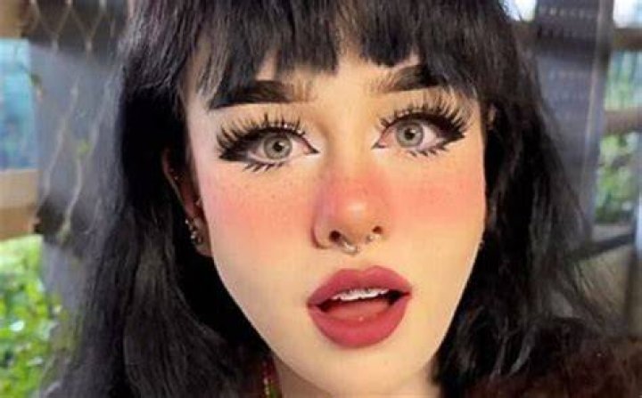 Lara Rose CE: A Rising Star in the Digital Realm