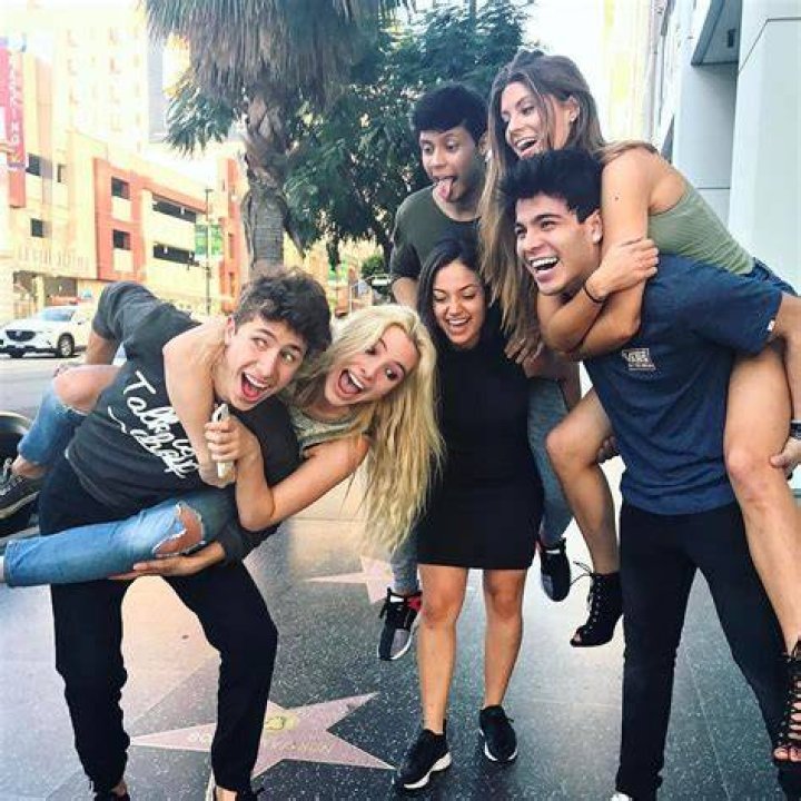 Unraveling the Circle: Lele Pons and Her Friends