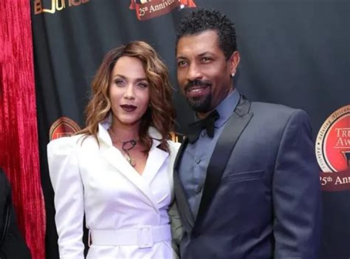 Unveiling Deon Cole's Wife: The Woman Behind the Comedian